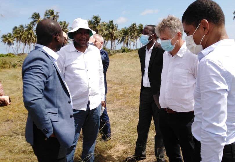  Construction de l&rsquo;Académie Francophone de Tennis à Avlékété : Visite des officiels en compagnie des architectes