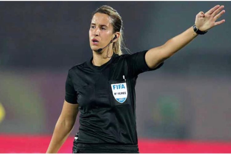 Bouchra Karboubi: Première femme arabe à officier un match à la CAN