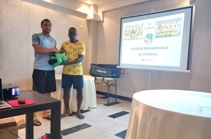  Remise des équipements Macron aux Guépards Juniors: 24 heures avant leur départ pour Lomé