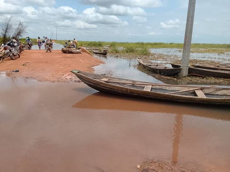  Vallée de l’Ouémé au rythme de la crue : Quand l’eau coupe la route et les revenus à Hêtin